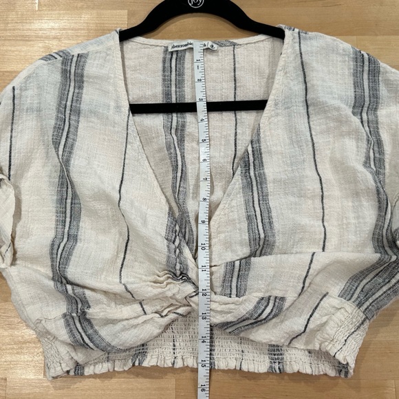Abercrombie & Fitch Cream and Black Striped Crop Top - Picture 9 of 13
